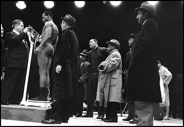 Sugar Ray Robinson weighs in for a comeback fight in 1955<br/>