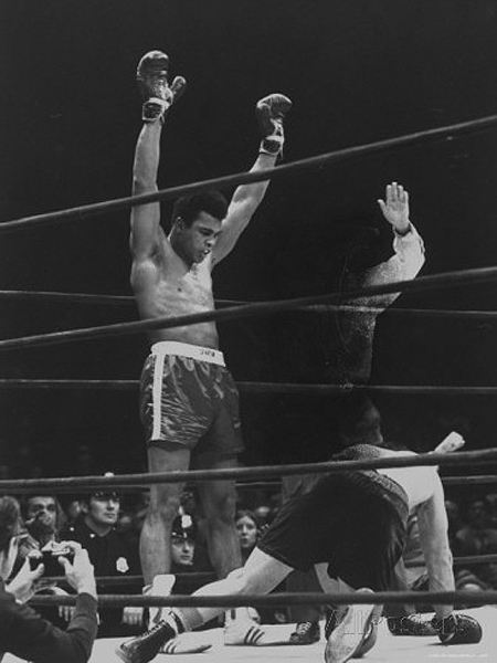 Muhammad victorious after knocking out Oscar Bonavena in Madison Square Garden, 1970
