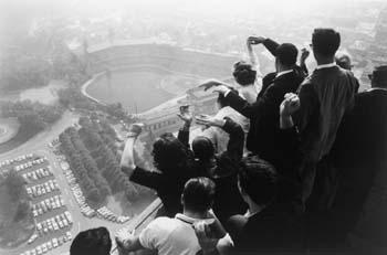 Photo: University of Pittsburgh students watch the 1960 World Series from the Cathedral of Learning, Pittsburgh, Pennsylvania, 1960 Gelatin Silver print #189
