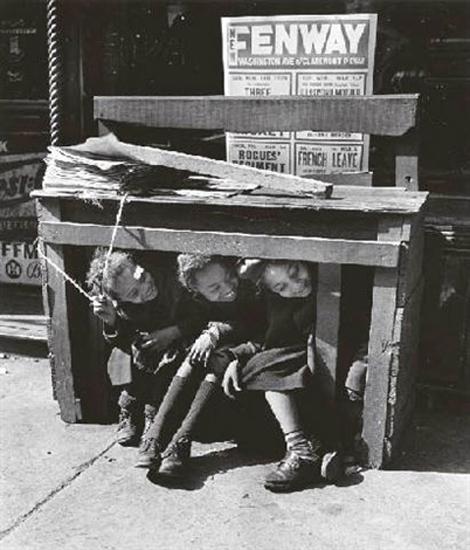 Ida Wyman Under the newsstand, the Bronx, 1947 