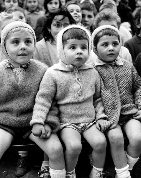 Children at a Puppet Theater, Paris, 1963 (version II) Gelatin Silver print