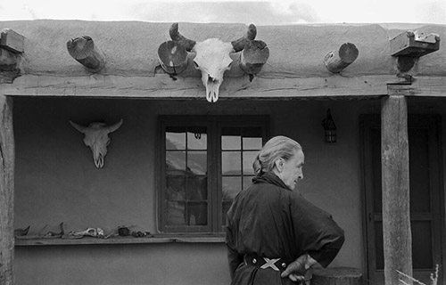 Georgia O'Keeffe and skull, Abiquiu, New Mexico, 1960