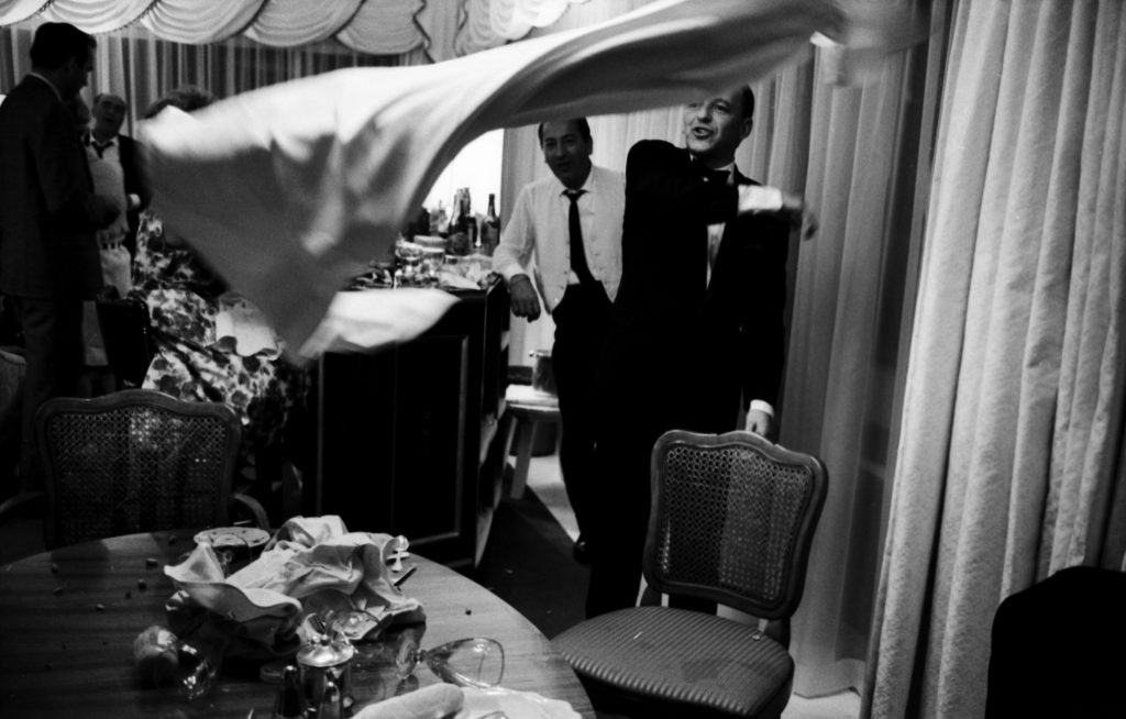 Frank Sinatra yanks tablecloth, Miami, 1964