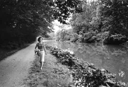 Jacqueline Kennedy walks by Georgetown Canal, 1959