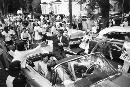 John and Jacqueline Kennedy campaigning,1960<br/>